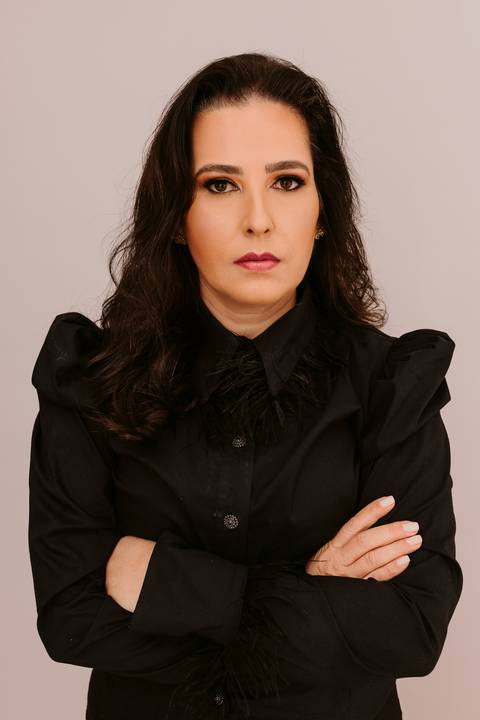 Ensaio Corporativo. Fotos de Estúdio. Marca Pessoal. Bom Despacho. Renata Bridges Photo. Fundo claro'