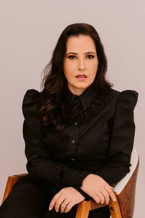 Ensaio Corporativo. Fotos de Estúdio. Marca Pessoal. Bom Despacho. Renata Bridges Photo. Fundo claro'