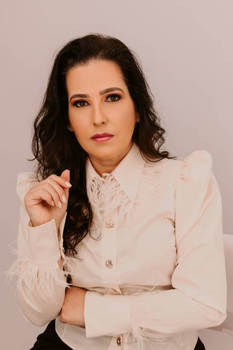 Ensaio Corporativo. Fotos de Estúdio. Marca Pessoal. Bom Despacho. Renata Bridges Photo. Fundo claro'