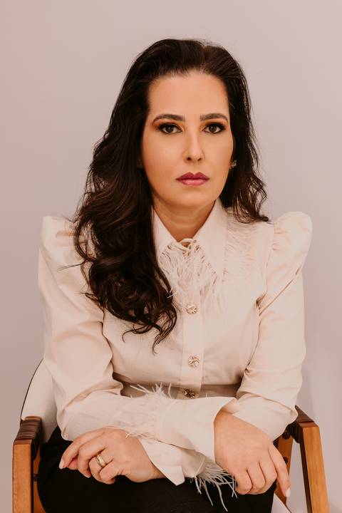 Ensaio Corporativo. Fotos de Estúdio. Marca Pessoal. Bom Despacho. Renata Bridges Photo. Fundo claro'