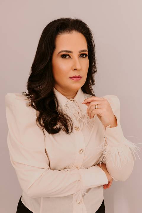 Ensaio Corporativo. Fotos de Estúdio. Marca Pessoal. Bom Despacho. Renata Bridges Photo. Fundo claro'