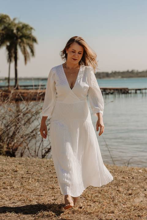 Ensaio feminino. Fotos de família. dom erminio. brasília. distrito federal. lago paranoá. vestido branco. natureza. foto ar livre. renata bridges.'