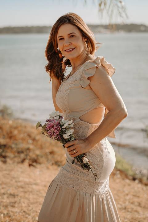 Ensaio feminino. Fotos de família. dom erminio. brasília. distrito federal. lago paranoá. vestido branco. natureza. foto ar livre. renata bridges.'