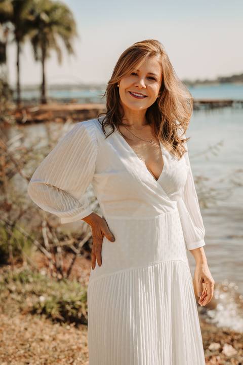 Ensaio feminino. Fotos de família. dom erminio. brasília. distrito federal. lago paranoá. vestido branco. natureza. foto ar livre. renata bridges.'