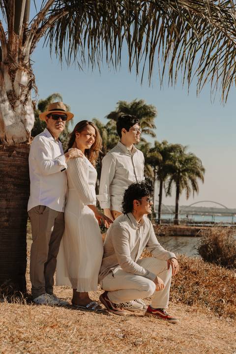 Ensaio feminino. Fotos de família. dom erminio. brasília. distrito federal. lago paranoá. vestido branco. natureza. foto ar livre. renata bridges.'