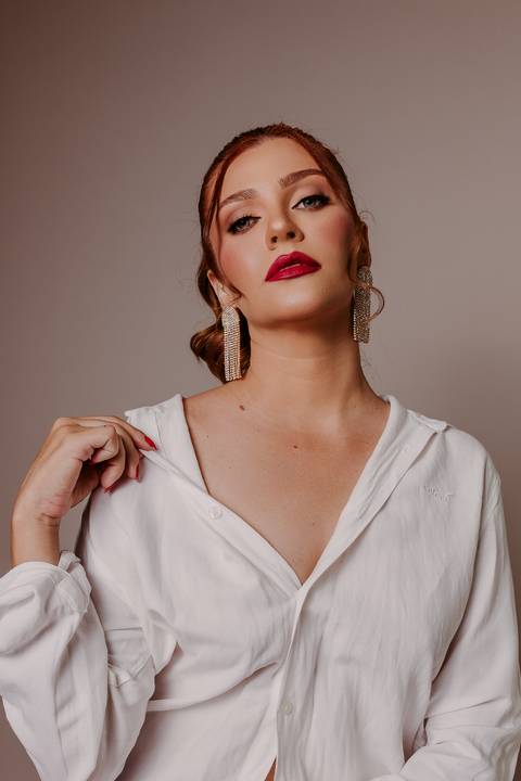 Ensaio feminino. fotos de estúdio. sexy. sensual. bom despacho. renata bridges. decote. vestido preto. '