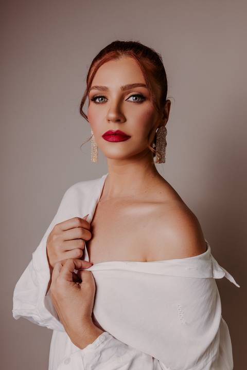 Ensaio feminino. fotos de estúdio. sexy. sensual. bom despacho. renata bridges. decote. vestido preto. '