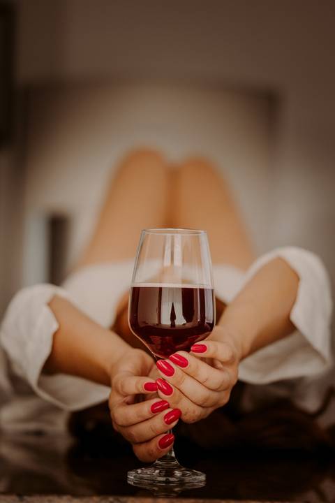 Ensaio feminino. fotos de estúdio. sexy. sensual. bom despacho. renata bridges. decote. vestido preto. '