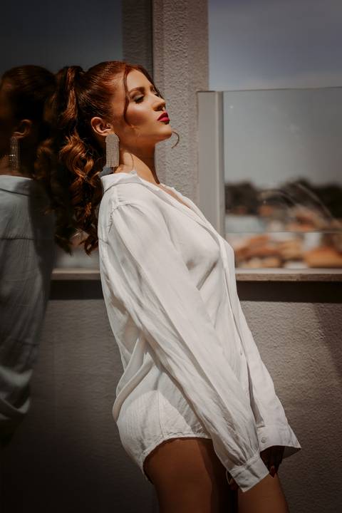 Ensaio feminino. fotos de estúdio. sexy. sensual. bom despacho. renata bridges. decote. vestido preto. '