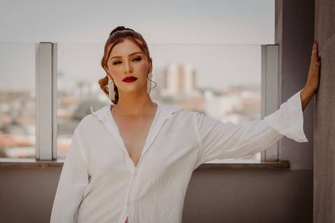 Ensaio feminino. fotos de estúdio. sexy. sensual. bom despacho. renata bridges. decote. vestido preto. '