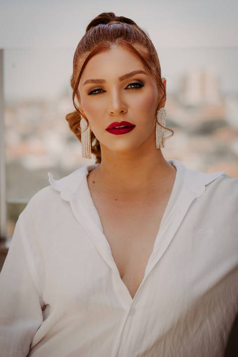 Ensaio feminino. fotos de estúdio. sexy. sensual. bom despacho. renata bridges. decote. vestido preto. '