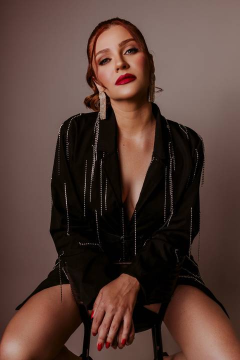 Ensaio feminino. fotos de estúdio. sexy. sensual. bom despacho. renata bridges. decote. vestido preto. '