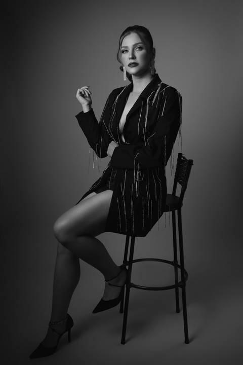 Ensaio feminino. fotos de estúdio. sexy. sensual. bom despacho. renata bridges. decote. vestido preto. '