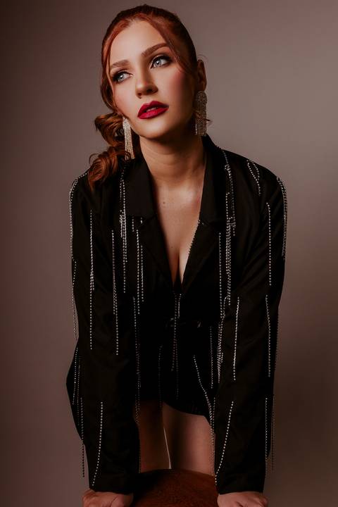 Ensaio feminino. fotos de estúdio. sexy. sensual. bom despacho. renata bridges. decote. vestido preto. '