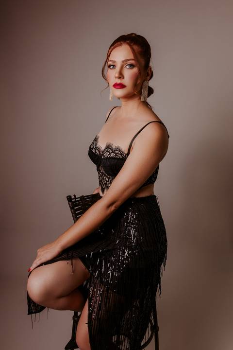 Ensaio feminino. fotos de estúdio. sexy. sensual. bom despacho. renata bridges. decote. vestido preto. '