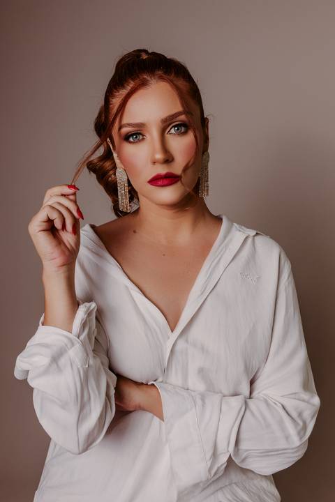 Ensaio feminino. fotos de estúdio. sexy. sensual. bom despacho. renata bridges. decote. vestido preto. '