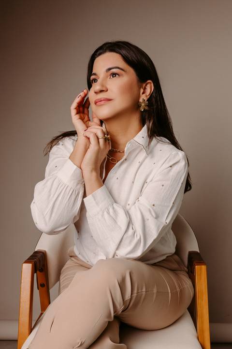 Ensaio corporativo. foto de estúdio. foto profissional. foto com camisa branca. bom despacho. estúdio bom despacho. renata bridges. esteticista'