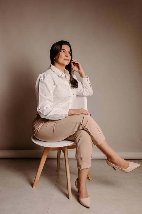 Ensaio corporativo. foto de estúdio. foto profissional. foto com camisa branca. bom despacho. estúdio bom despacho. renata bridges. esteticista'