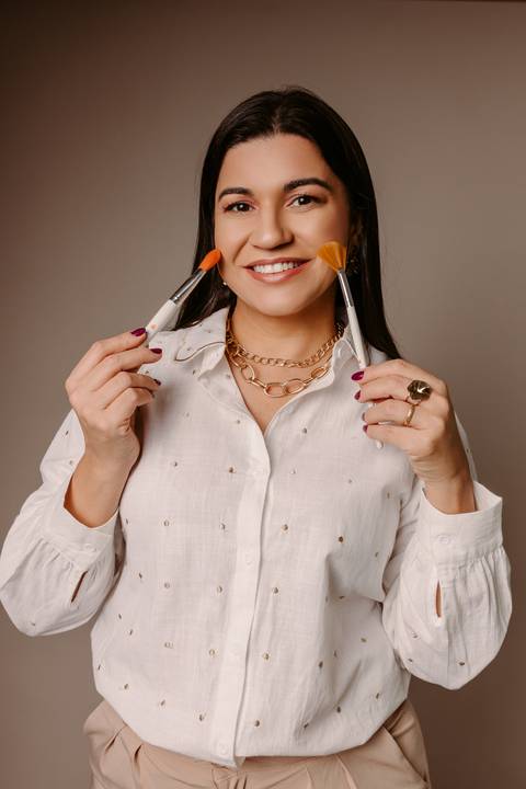 Ensaio corporativo. foto de estúdio. foto profissional. foto com camisa branca. bom despacho. estúdio bom despacho. renata bridges. esteticista'