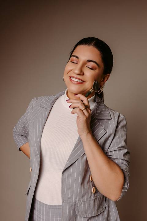 Ensaio corporativo. foto de estúdio. foto profissional. foto com camisa branca. bom despacho. estúdio bom despacho. renata bridges. esteticista'