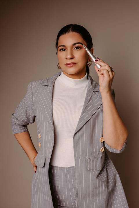 Ensaio corporativo. foto de estúdio. foto profissional. foto com camisa branca. bom despacho. estúdio bom despacho. renata bridges. esteticista'