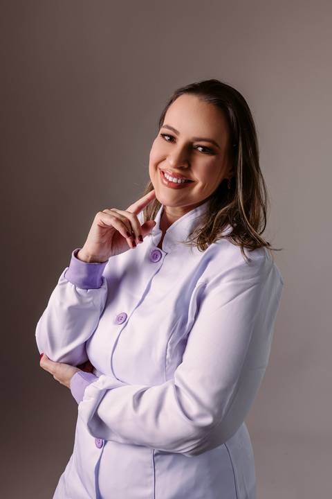 Ensaio corporativo Renata Bridges Fonoaudióloga infantil criança calça azul blusa bordada foto de estúdio bom despacho'