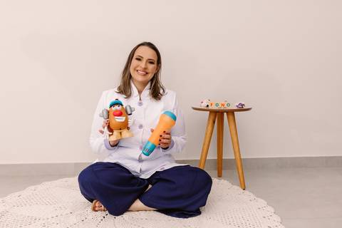 Ensaio corporativo Renata Bridges Fonoaudióloga infantil criança calça azul blusa bordada foto de estúdio bom despacho'