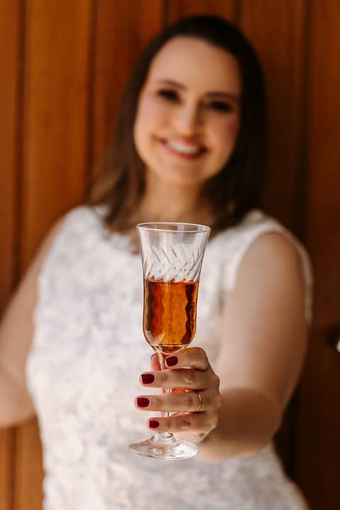 Ensaio corporativo Renata Bridges Fonoaudióloga infantil criança calça azul blusa bordada foto de estúdio bom despacho'