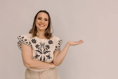 Ensaio corporativo Renata Bridges Fonoaudióloga infantil criança calça azul blusa bordada foto de estúdio bom despacho'