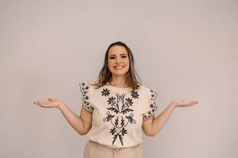 Ensaio corporativo Renata Bridges Fonoaudióloga infantil criança calça azul blusa bordada foto de estúdio bom despacho'