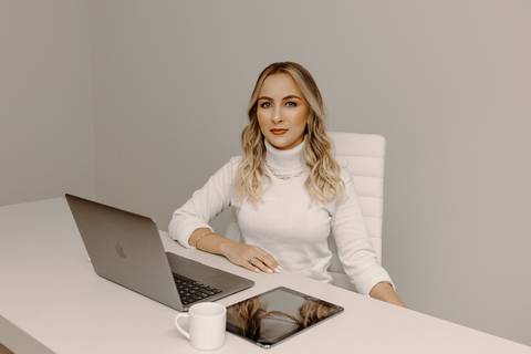 ensaio corporativo ensaio de marca pessoal foto cacharrel branca mabcook ipad caneca branca bom despacho'