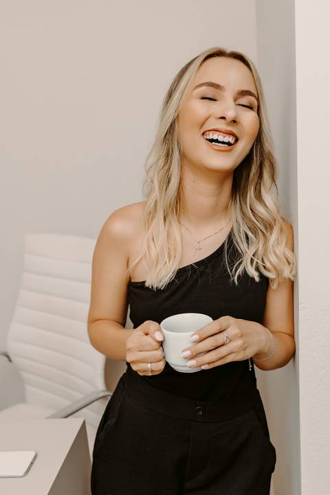 ensaio corporativo ensaio de marca pessoal foto cacharrel branca mabcook ipad caneca branca bom despacho'