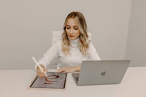 ensaio corporativo ensaio de marca pessoal foto cacharrel branca mabcook ipad caneca branca bom despacho'