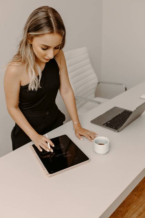 ensaio corporativo ensaio de marca pessoal foto cacharrel branca mabcook ipad caneca branca bom despacho'