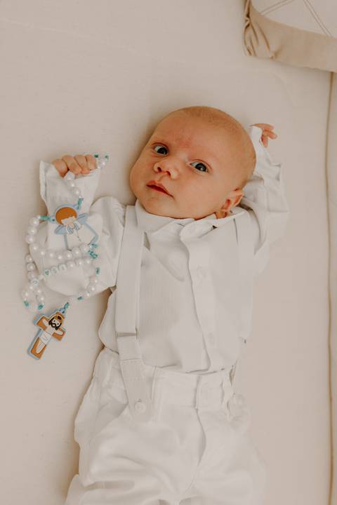 Foto bebê. Ensaio Infantil. Ensaio um mês. Mesversário. Foto mãe e filho. Foto batizado. Batismo. Ensaio em casa. Roupa branca. Bebê.'