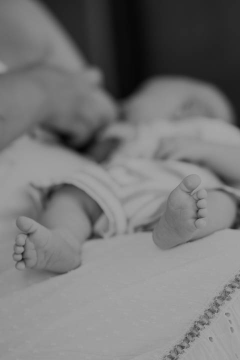 Foto bebê. Ensaio Infantil. Ensaio um mês. Mesversário. Foto mãe e filho. Foto batizado. Batismo. Ensaio em casa. Roupa branca. Bebê.'