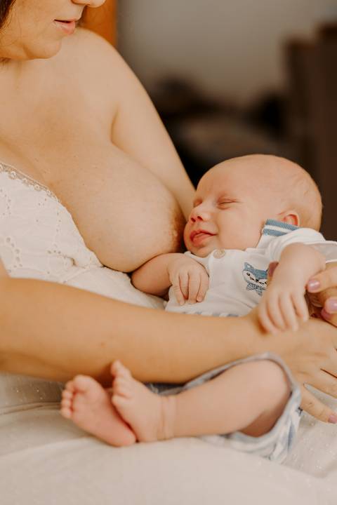 Foto bebê. Ensaio Infantil. Ensaio um mês. Mesversário. Foto mãe e filho. Foto batizado. Batismo. Ensaio em casa. Roupa branca. Bebê.'