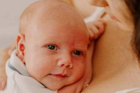 Foto bebê. Ensaio Infantil. Ensaio um mês. Mesversário. Foto mãe e filho. Foto batizado. Batismo. Ensaio em casa. Roupa branca. Bebê.'