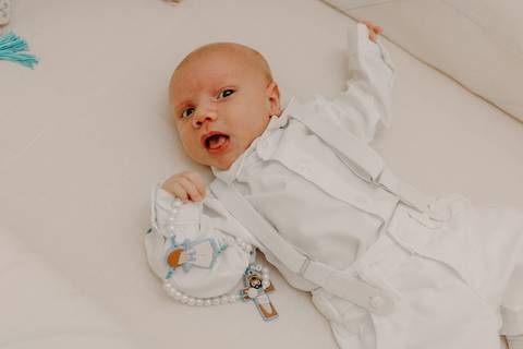 Foto bebê. Ensaio Infantil. Ensaio um mês. Mesversário. Foto mãe e filho. Foto batizado. Batismo. Ensaio em casa. Roupa branca. Bebê.'