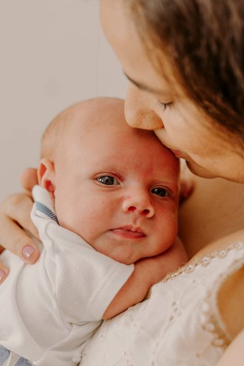 Foto bebê. Ensaio Infantil. Ensaio um mês. Mesversário. Foto mãe e filho. Foto batizado. Batismo. Ensaio em casa. Roupa branca. Bebê.'