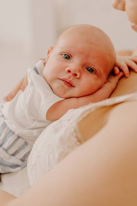 Foto bebê. Ensaio Infantil. Ensaio um mês. Mesversário. Foto mãe e filho. Foto batizado. Batismo. Ensaio em casa. Roupa branca. Bebê.'
