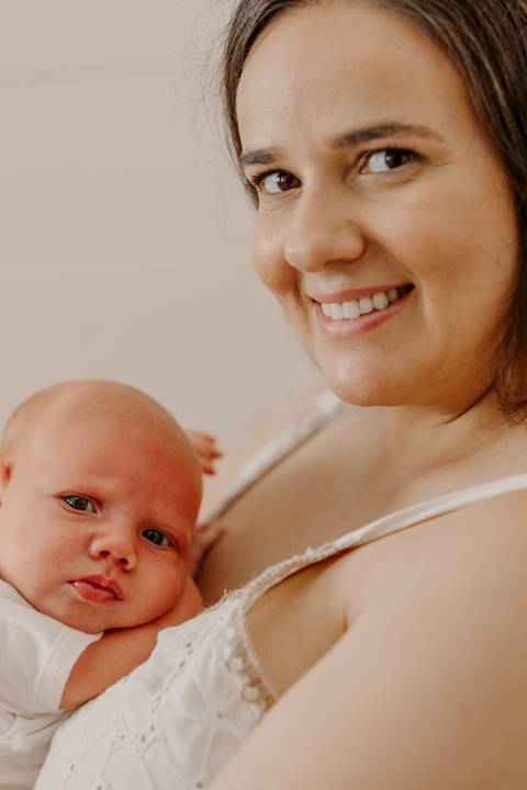 Foto bebê. Ensaio Infantil. Ensaio um mês. Mesversário. Foto mãe e filho. Foto batizado. Batismo. Ensaio em casa. Roupa branca. Bebê.'