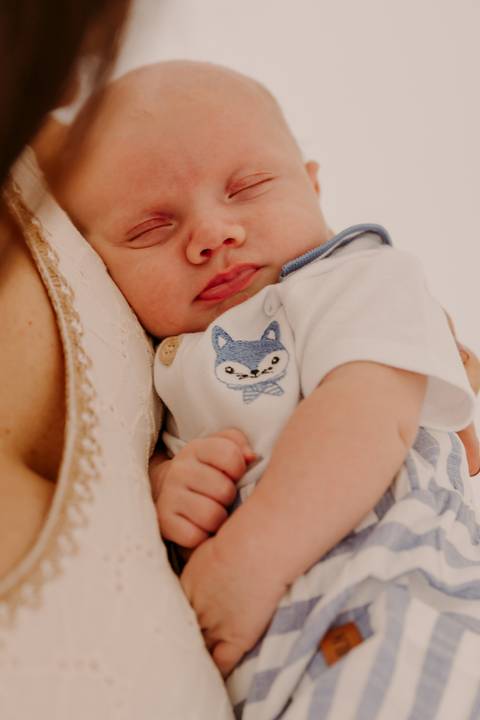 Foto bebê. Ensaio Infantil. Ensaio um mês. Mesversário. Foto mãe e filho. Foto batizado. Batismo. Ensaio em casa. Roupa branca. Bebê.'