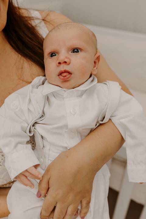 Foto bebê. Ensaio Infantil. Ensaio um mês. Mesversário. Foto mãe e filho. Foto batizado. Batismo. Ensaio em casa. Roupa branca. Bebê.'