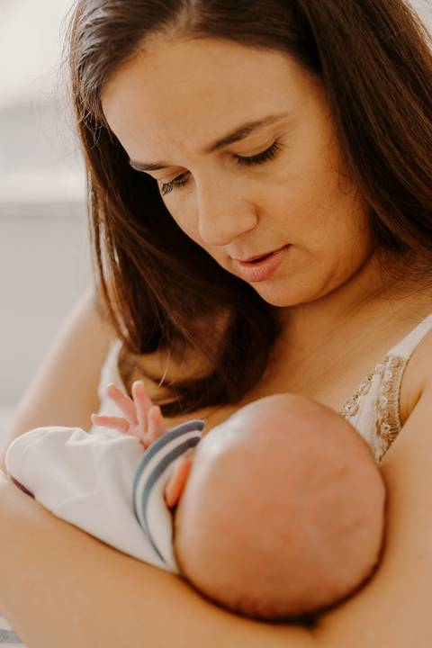 Foto bebê. Ensaio Infantil. Ensaio um mês. Mesversário. Foto mãe e filho. Foto batizado. Batismo. Ensaio em casa. Roupa branca. Bebê.'