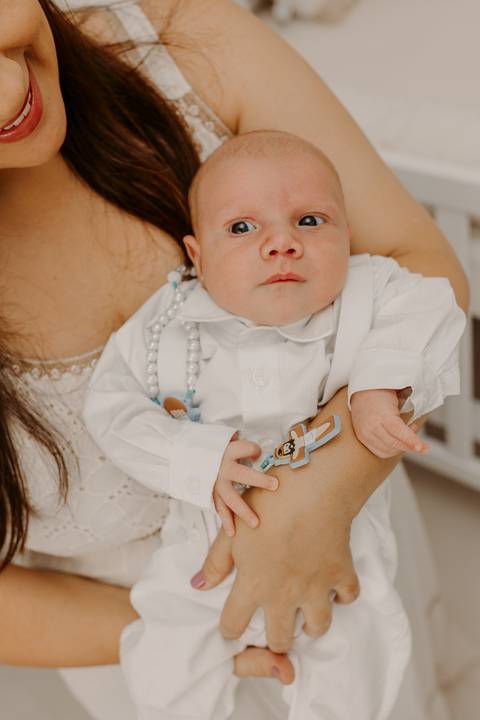 Foto bebê. Ensaio Infantil. Ensaio um mês. Mesversário. Foto mãe e filho. Foto batizado. Batismo. Ensaio em casa. Roupa branca. Bebê.'