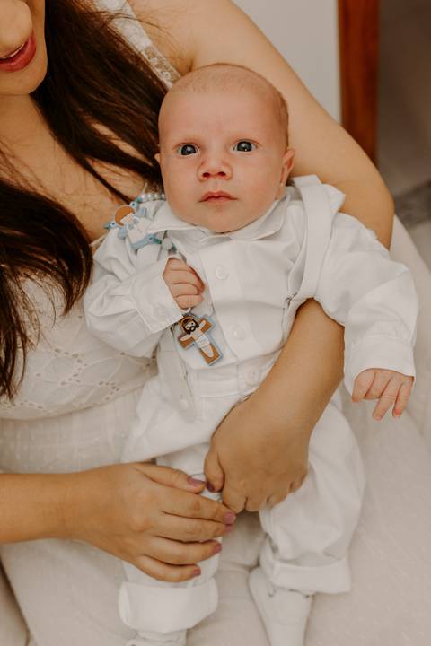 Foto bebê. Ensaio Infantil. Ensaio um mês. Mesversário. Foto mãe e filho. Foto batizado. Batismo. Ensaio em casa. Roupa branca. Bebê.'