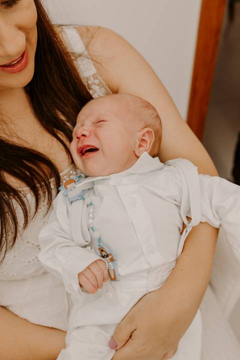 Foto bebê. Ensaio Infantil. Ensaio um mês. Mesversário. Foto mãe e filho. Foto batizado. Batismo. Ensaio em casa. Roupa branca. Bebê.'