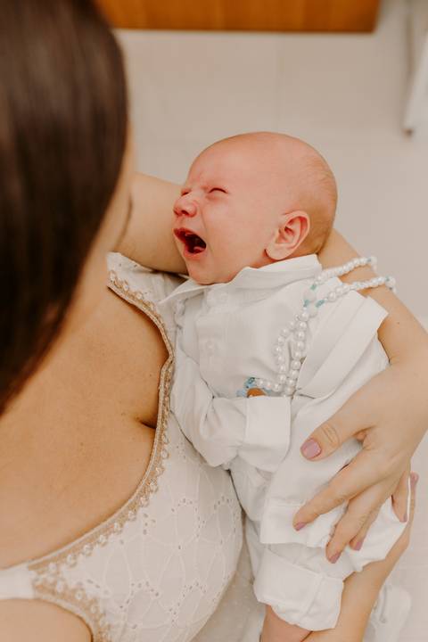 Foto bebê. Ensaio Infantil. Ensaio um mês. Mesversário. Foto mãe e filho. Foto batizado. Batismo. Ensaio em casa. Roupa branca. Bebê.'
