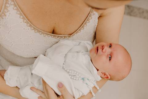 Foto bebê. Ensaio Infantil. Ensaio um mês. Mesversário. Foto mãe e filho. Foto batizado. Batismo. Ensaio em casa. Roupa branca. Bebê.'